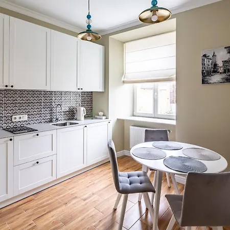 Romari площа катедральна 8